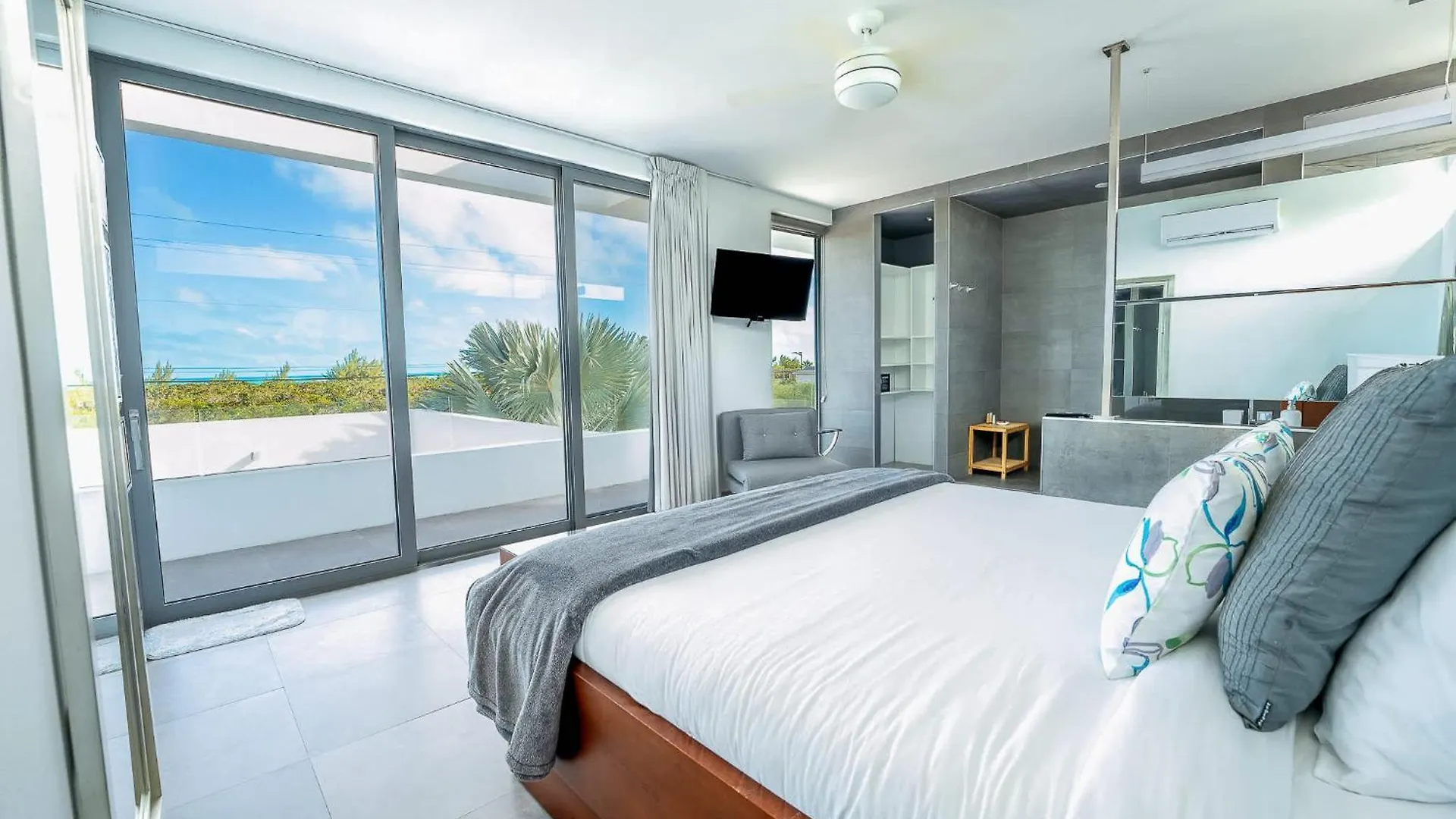 Oceanside 3 Bedroom Luxury Villa With Private Pool, 500Ft From Long Bay Beach -V2 Turks- und Caicosinseln